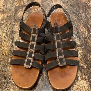 Munro American Strappy Sandal Size 8 Stretch Comfort Brown